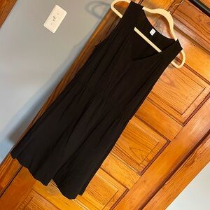 Great casual little black dress!